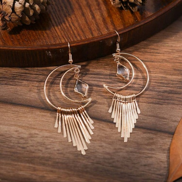 🌙 Moon Dangle Earrings 🌙 - Picture 2 of 3